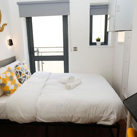New Luxury Apartments In Central Location Next To Shops, Cafes, Bars & Metro Londen Buitenkant foto