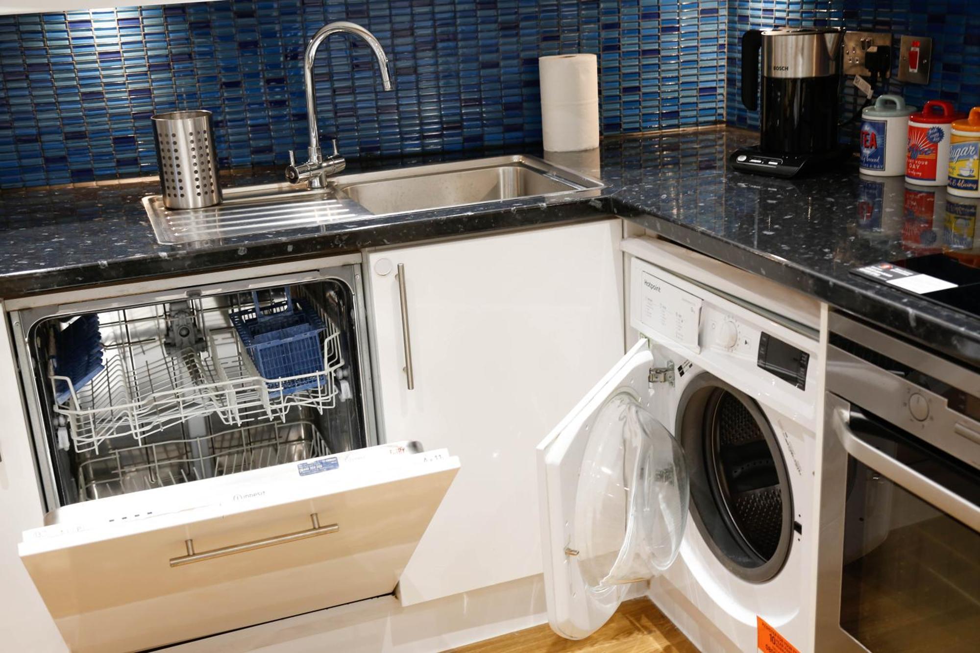 New Luxury Apartments In Central Location Next To Shops, Cafes, Bars & Metro Londen Buitenkant foto