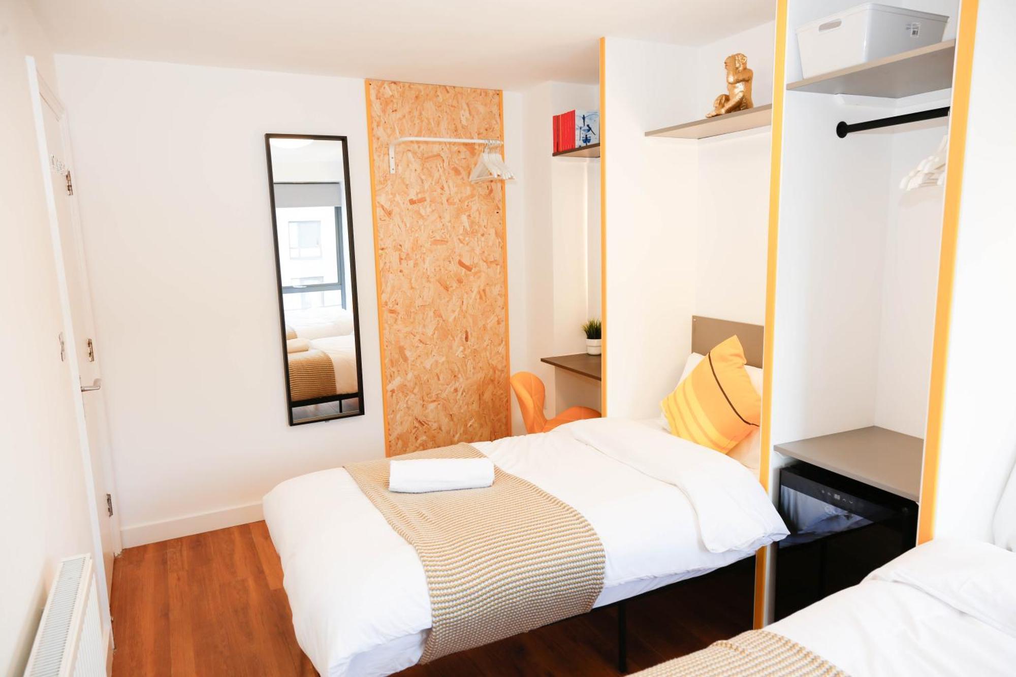 New Luxury Apartments In Central Location Next To Shops, Cafes, Bars & Metro Londen Buitenkant foto