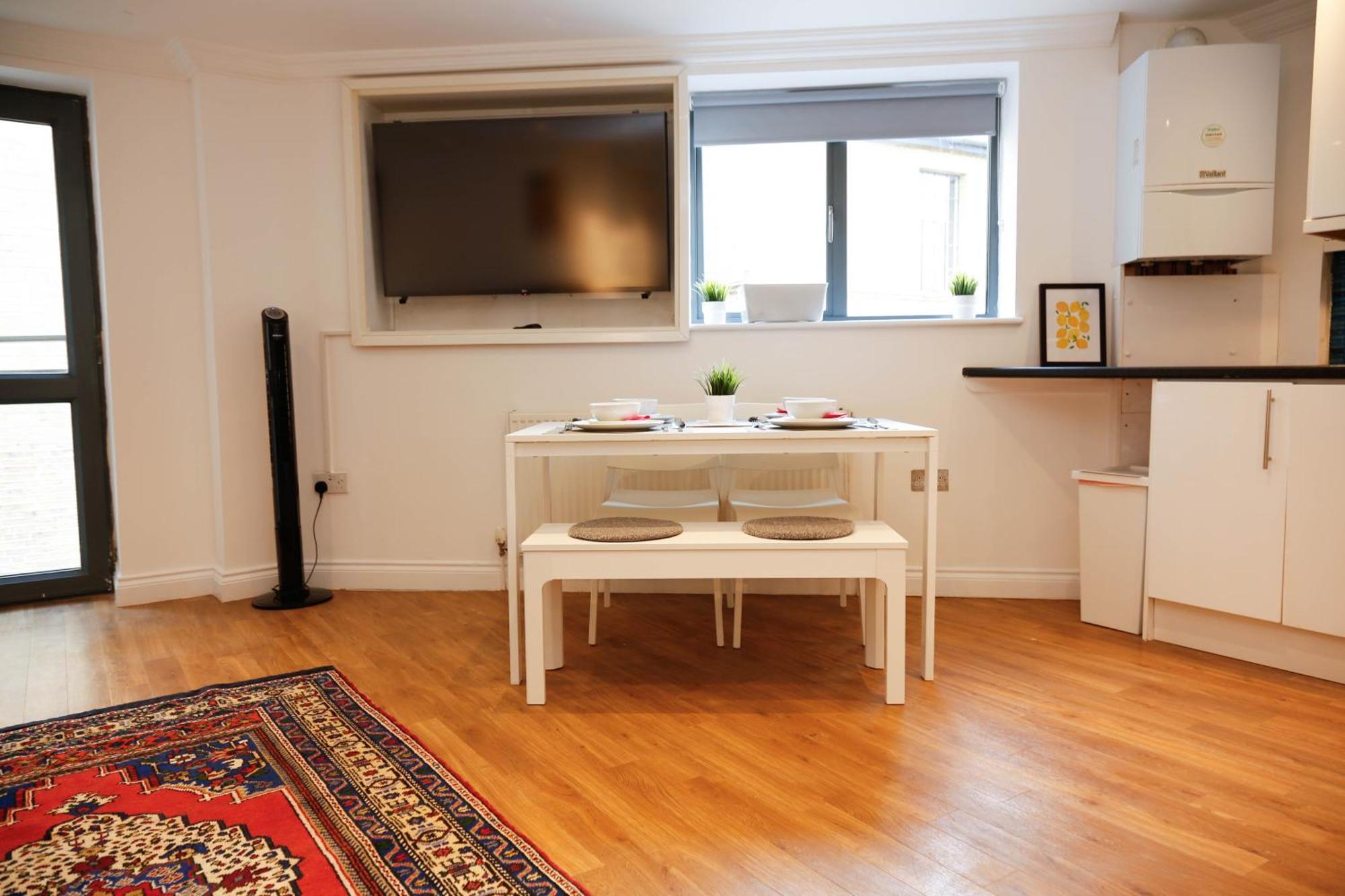 New Luxury Apartments In Central Location Next To Shops, Cafes, Bars & Metro Londen Buitenkant foto