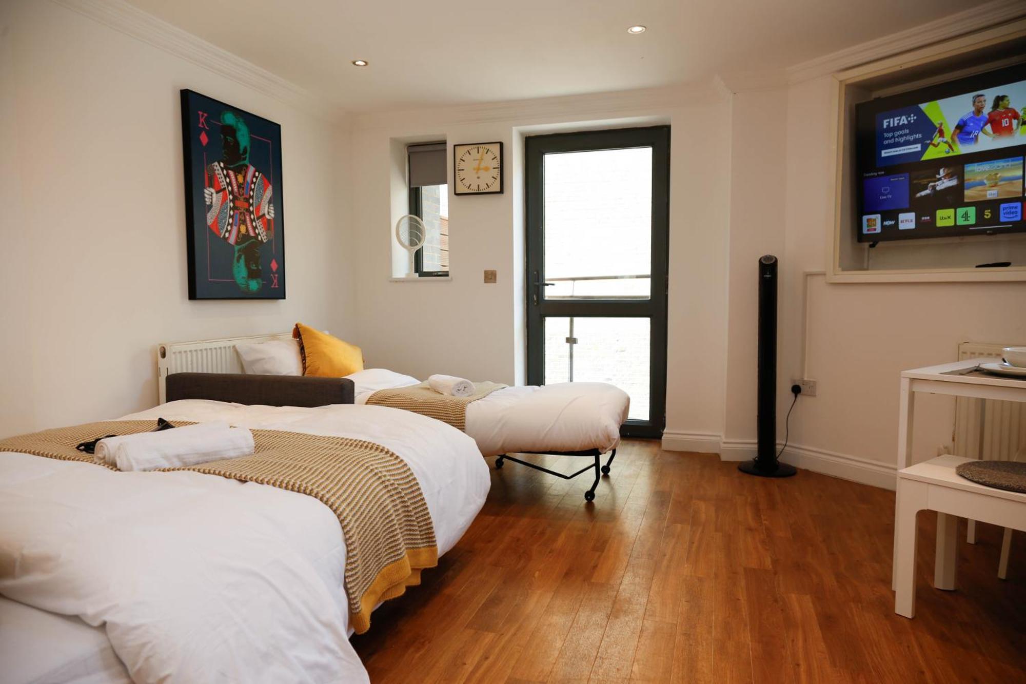 New Luxury Apartments In Central Location Next To Shops, Cafes, Bars & Metro Londen Buitenkant foto