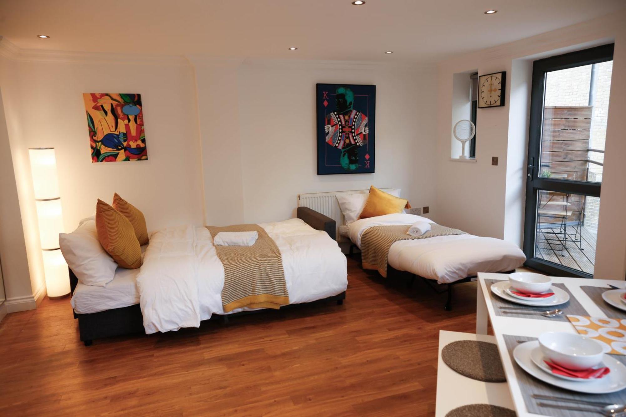 New Luxury Apartments In Central Location Next To Shops, Cafes, Bars & Metro Londen Buitenkant foto