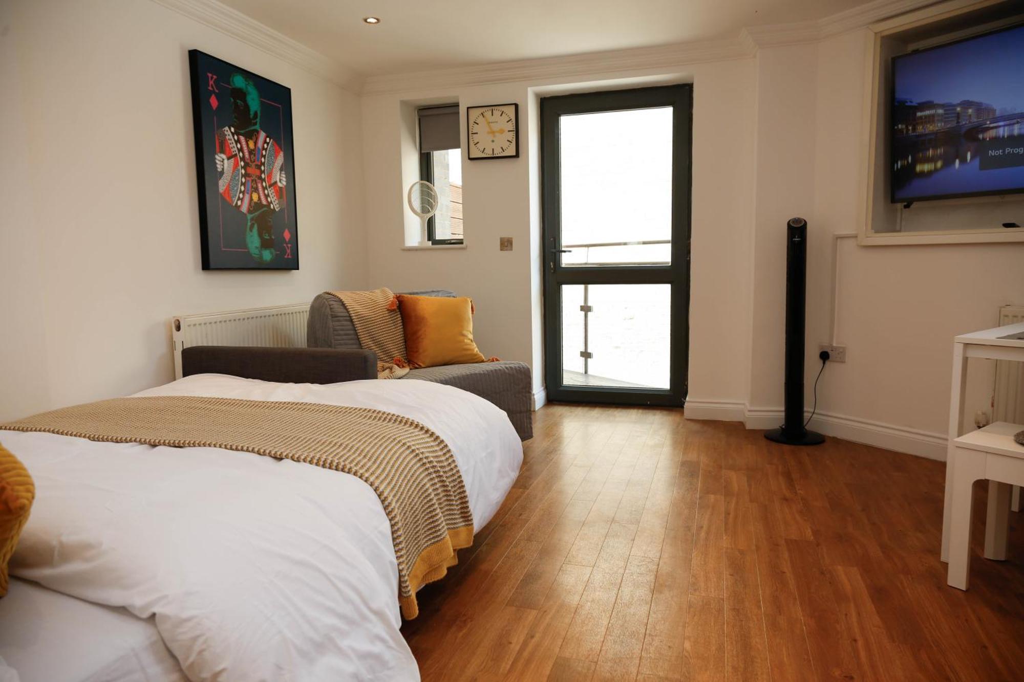 New Luxury Apartments In Central Location Next To Shops, Cafes, Bars & Metro Londen Buitenkant foto