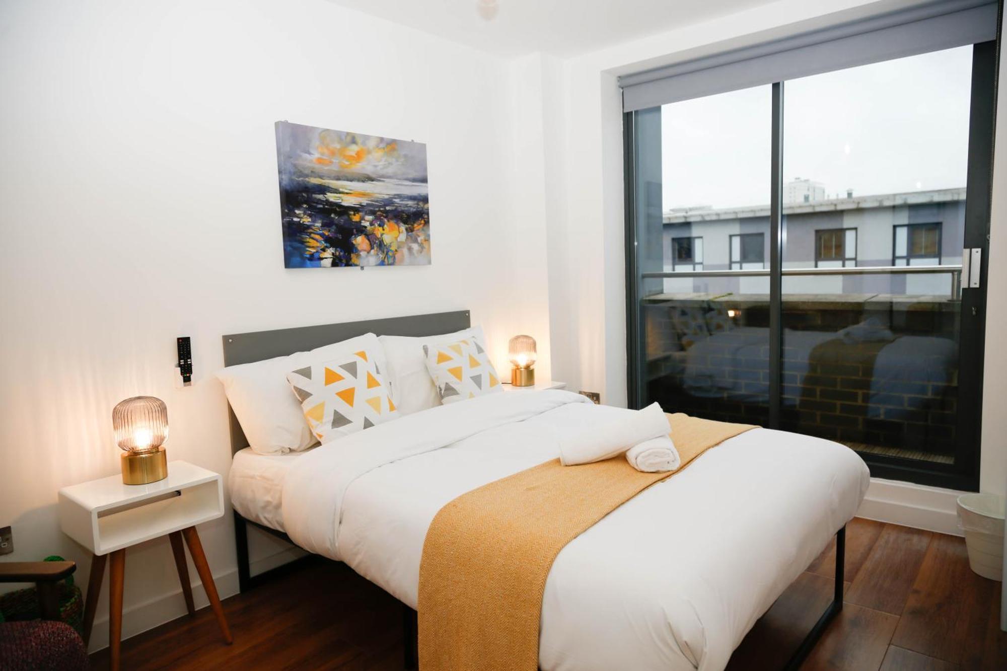 New Luxury Apartments In Central Location Next To Shops, Cafes, Bars & Metro Londen Buitenkant foto