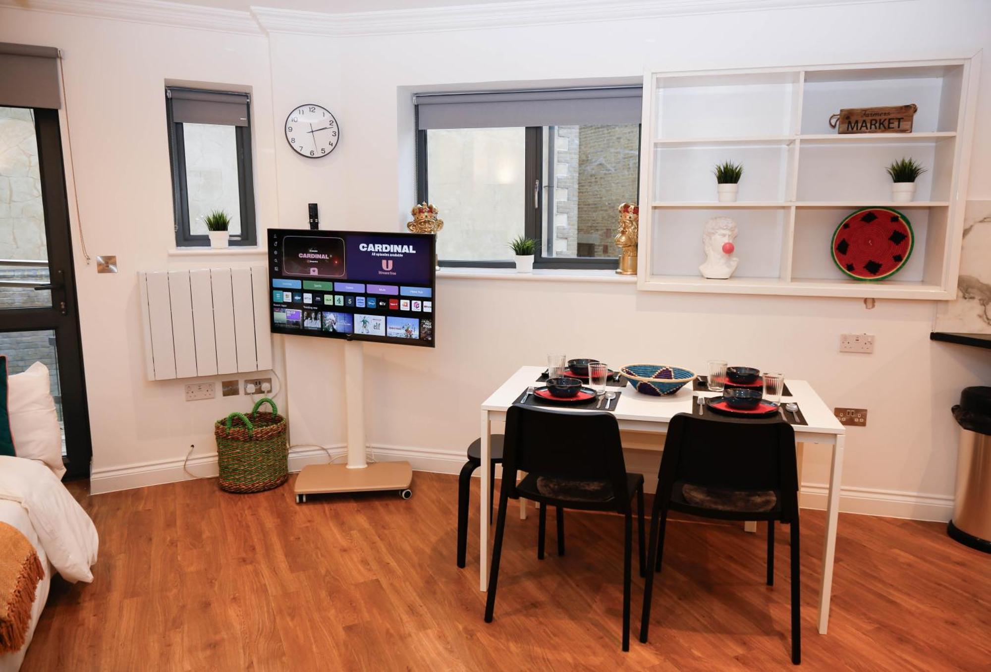 New Luxury Apartments In Central Location Next To Shops, Cafes, Bars & Metro Londen Buitenkant foto