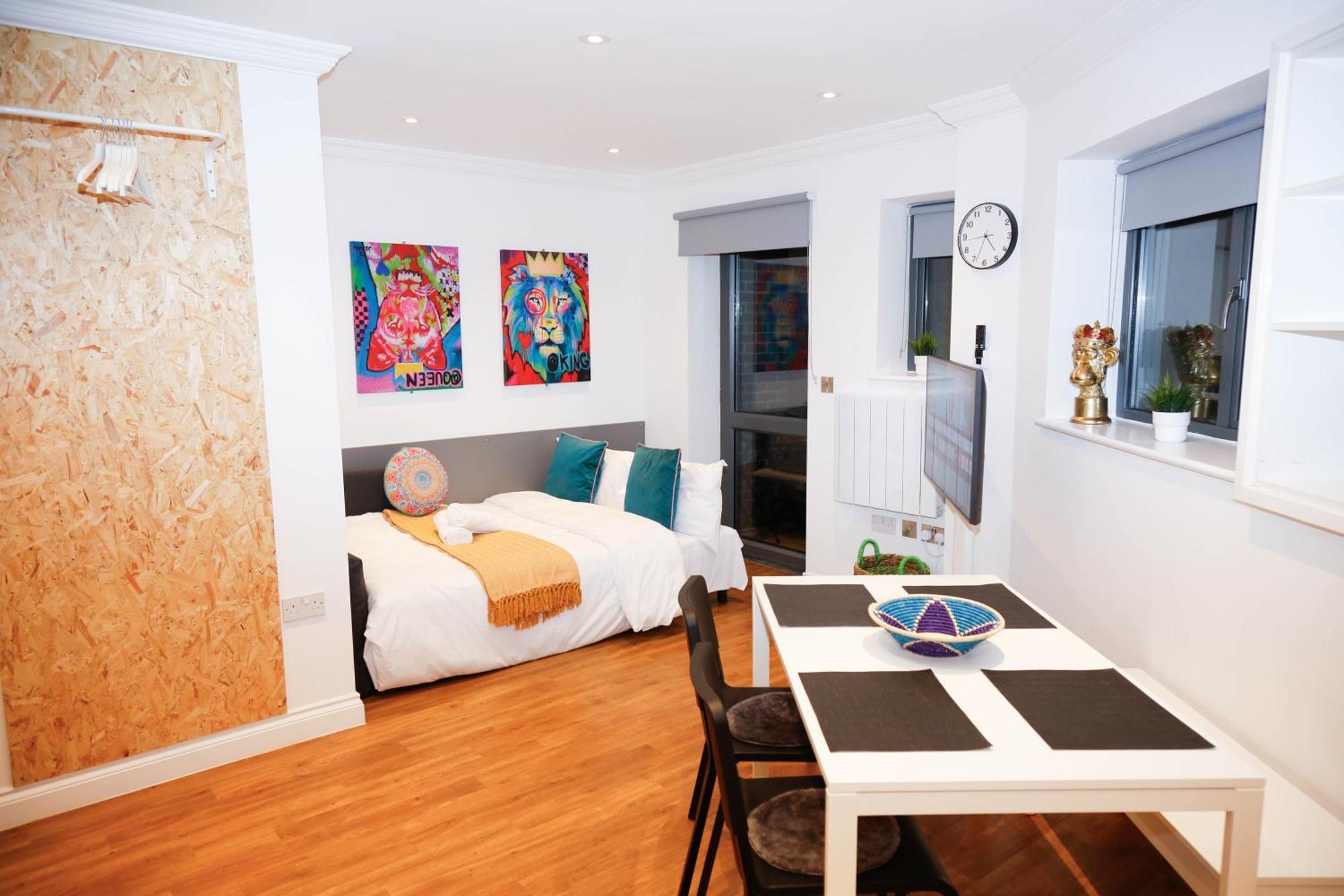New Luxury Apartments In Central Location Next To Shops, Cafes, Bars & Metro Londen Buitenkant foto