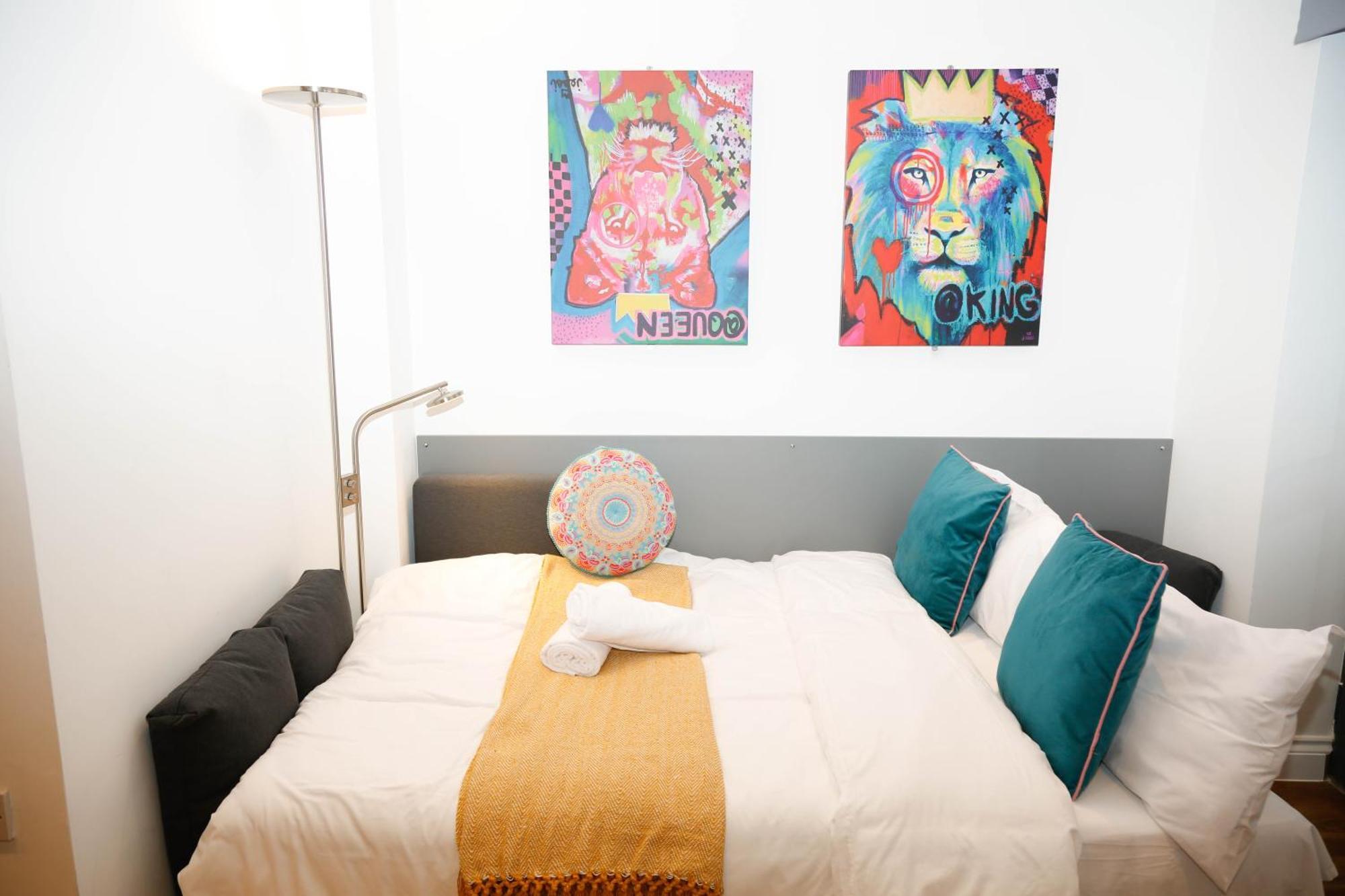 New Luxury Apartments In Central Location Next To Shops, Cafes, Bars & Metro Londen Buitenkant foto