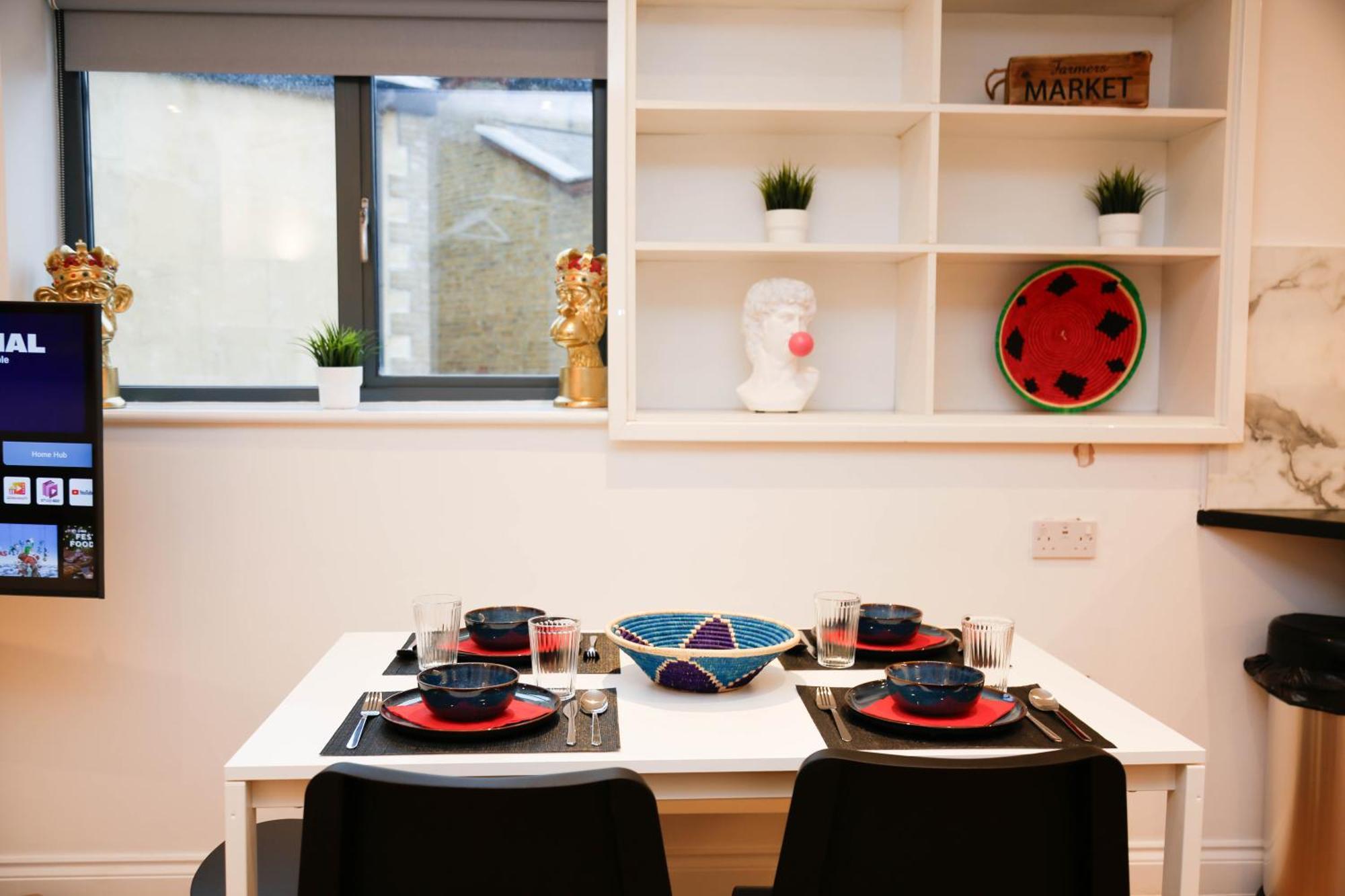 New Luxury Apartments In Central Location Next To Shops, Cafes, Bars & Metro Londen Buitenkant foto