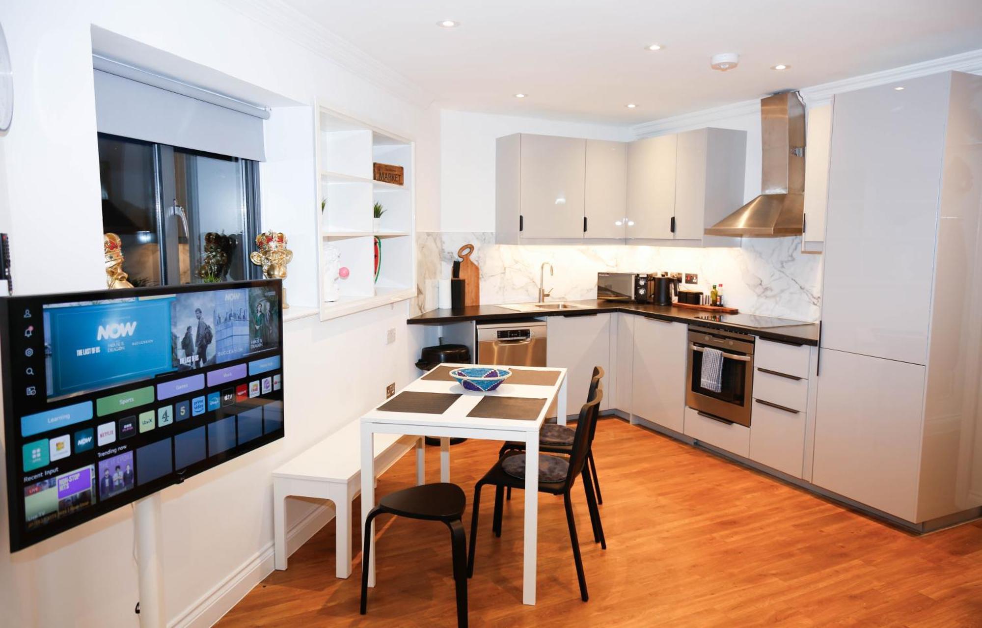 New Luxury Apartments In Central Location Next To Shops, Cafes, Bars & Metro Londen Buitenkant foto