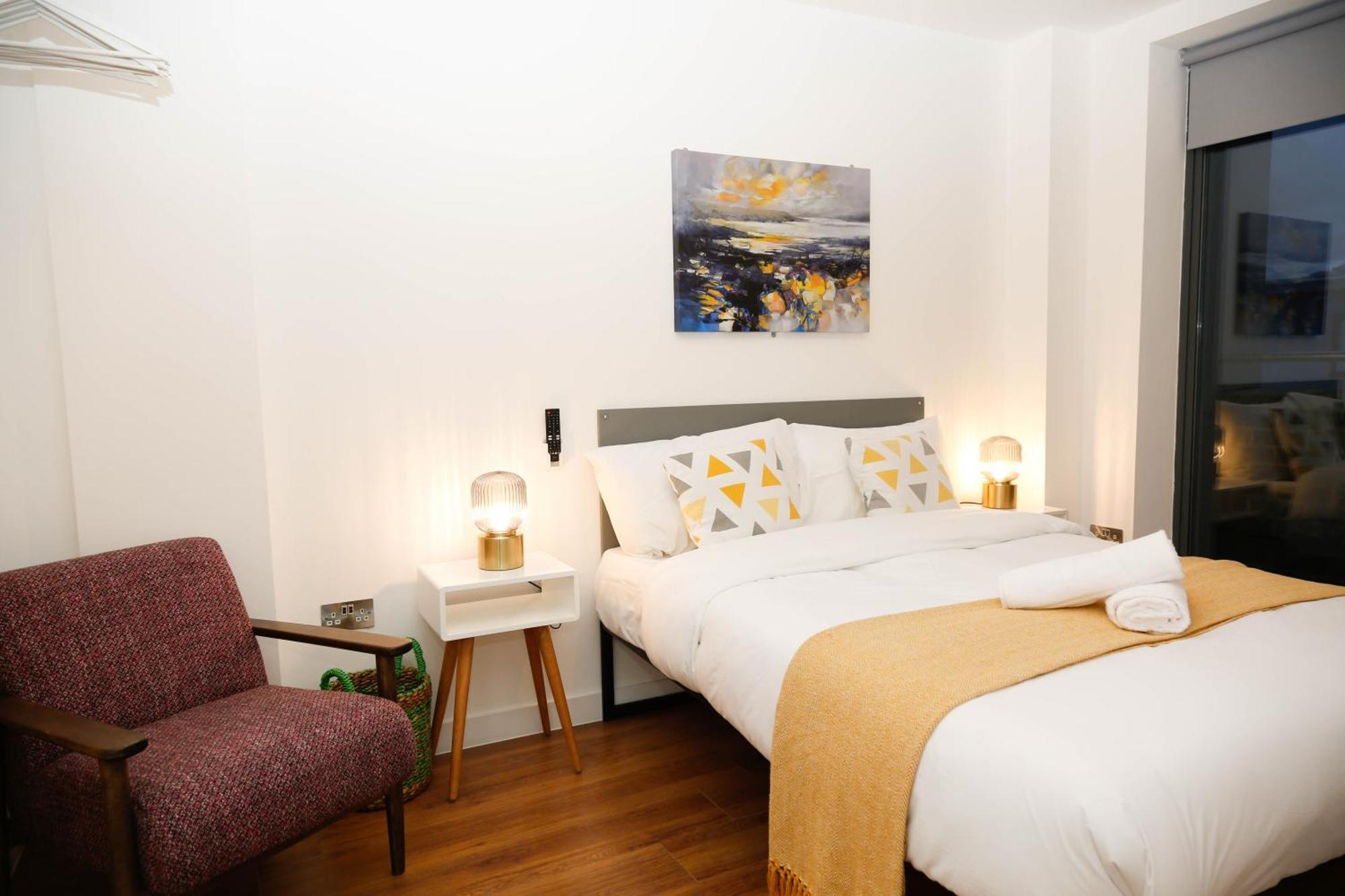 New Luxury Apartments In Central Location Next To Shops, Cafes, Bars & Metro Londen Buitenkant foto