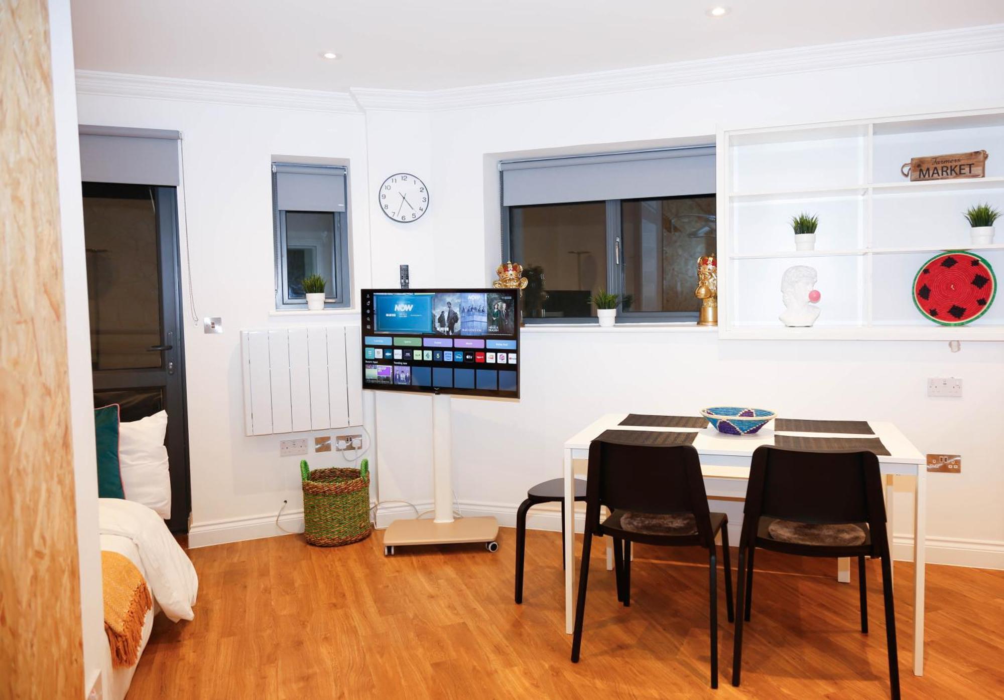 New Luxury Apartments In Central Location Next To Shops, Cafes, Bars & Metro Londen Buitenkant foto