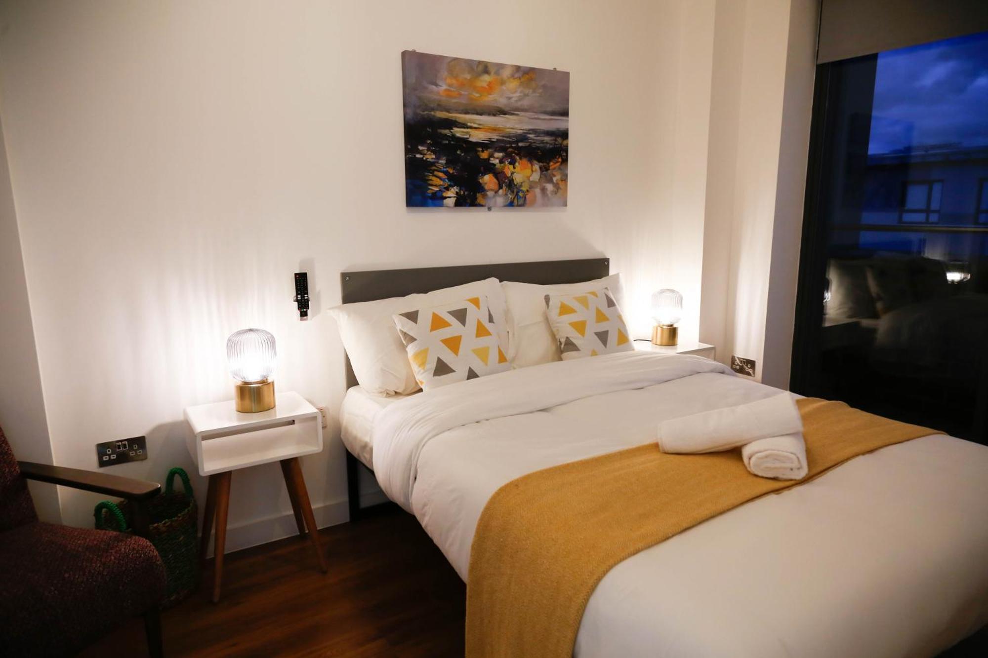 New Luxury Apartments In Central Location Next To Shops, Cafes, Bars & Metro Londen Buitenkant foto