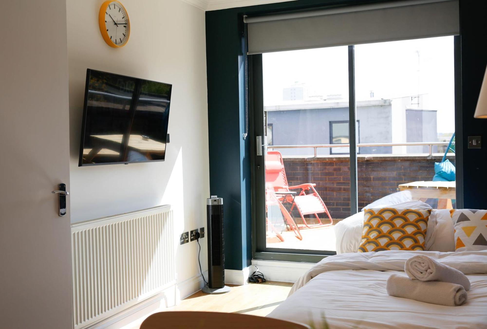 New Luxury Apartments In Central Location Next To Shops, Cafes, Bars & Metro Londen Buitenkant foto