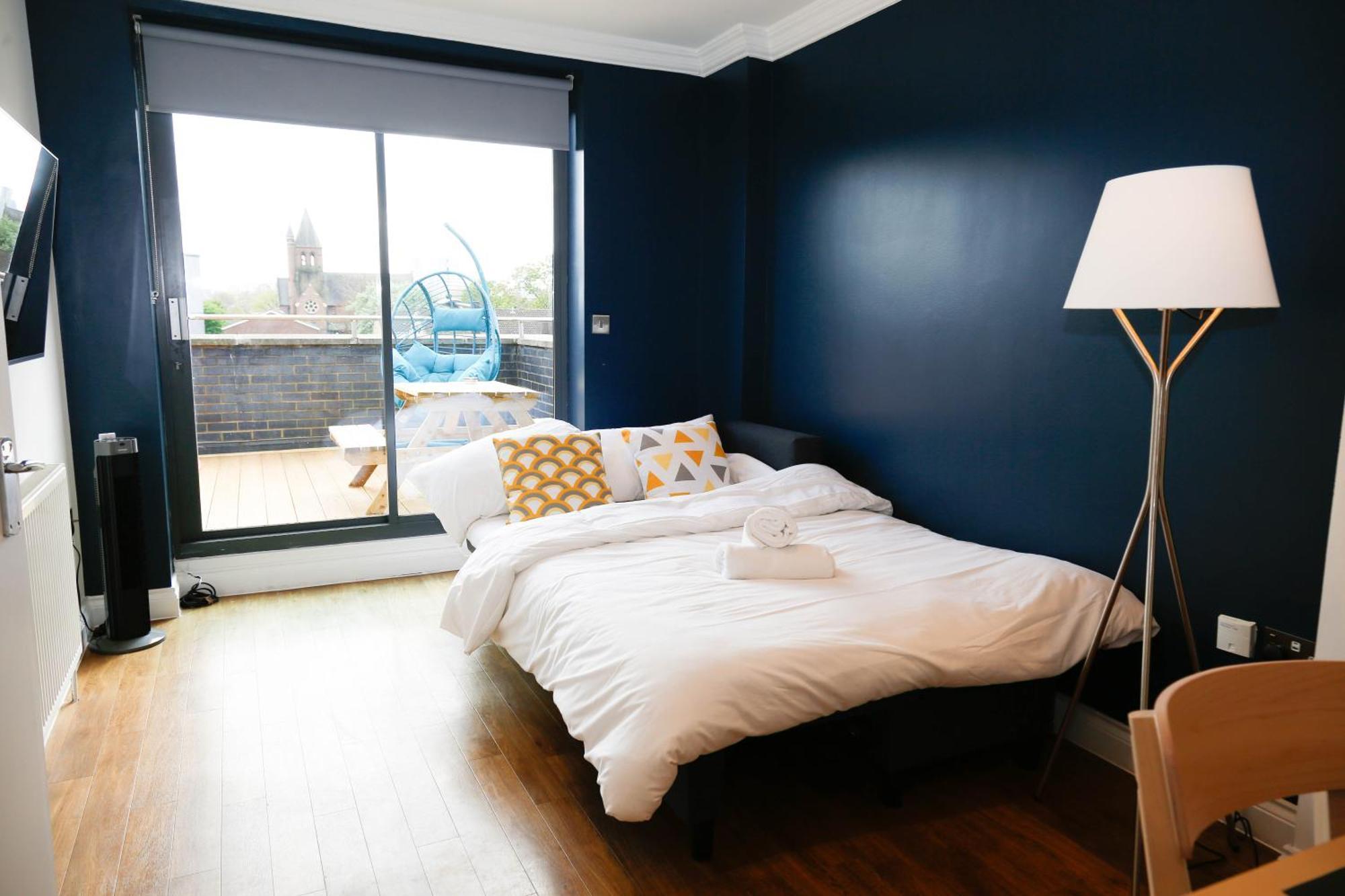 New Luxury Apartments In Central Location Next To Shops, Cafes, Bars & Metro Londen Buitenkant foto