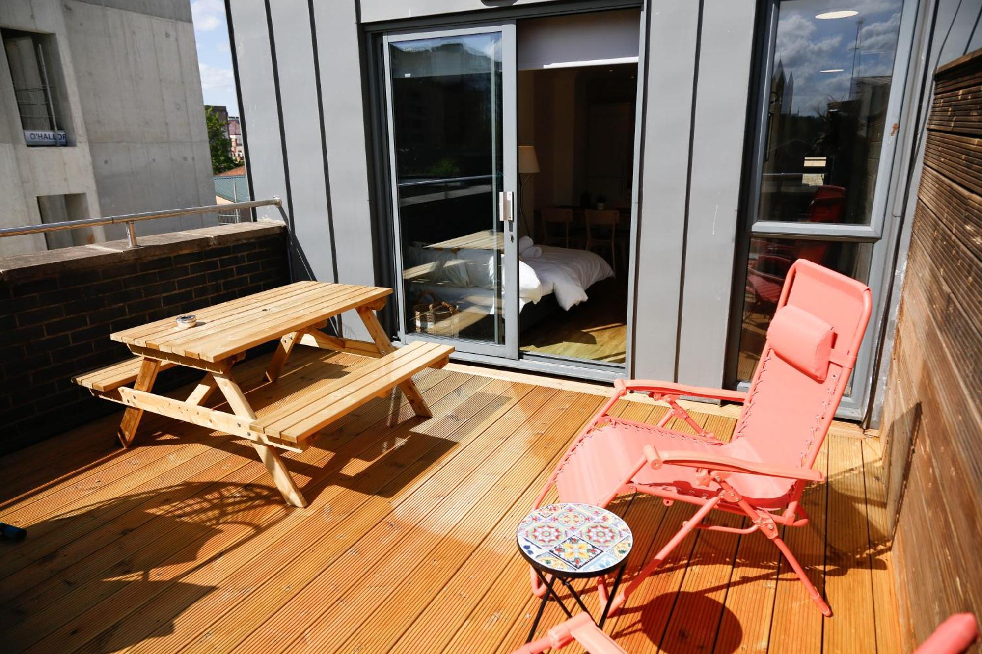 New Luxury Apartments In Central Location Next To Shops, Cafes, Bars & Metro Londen Buitenkant foto