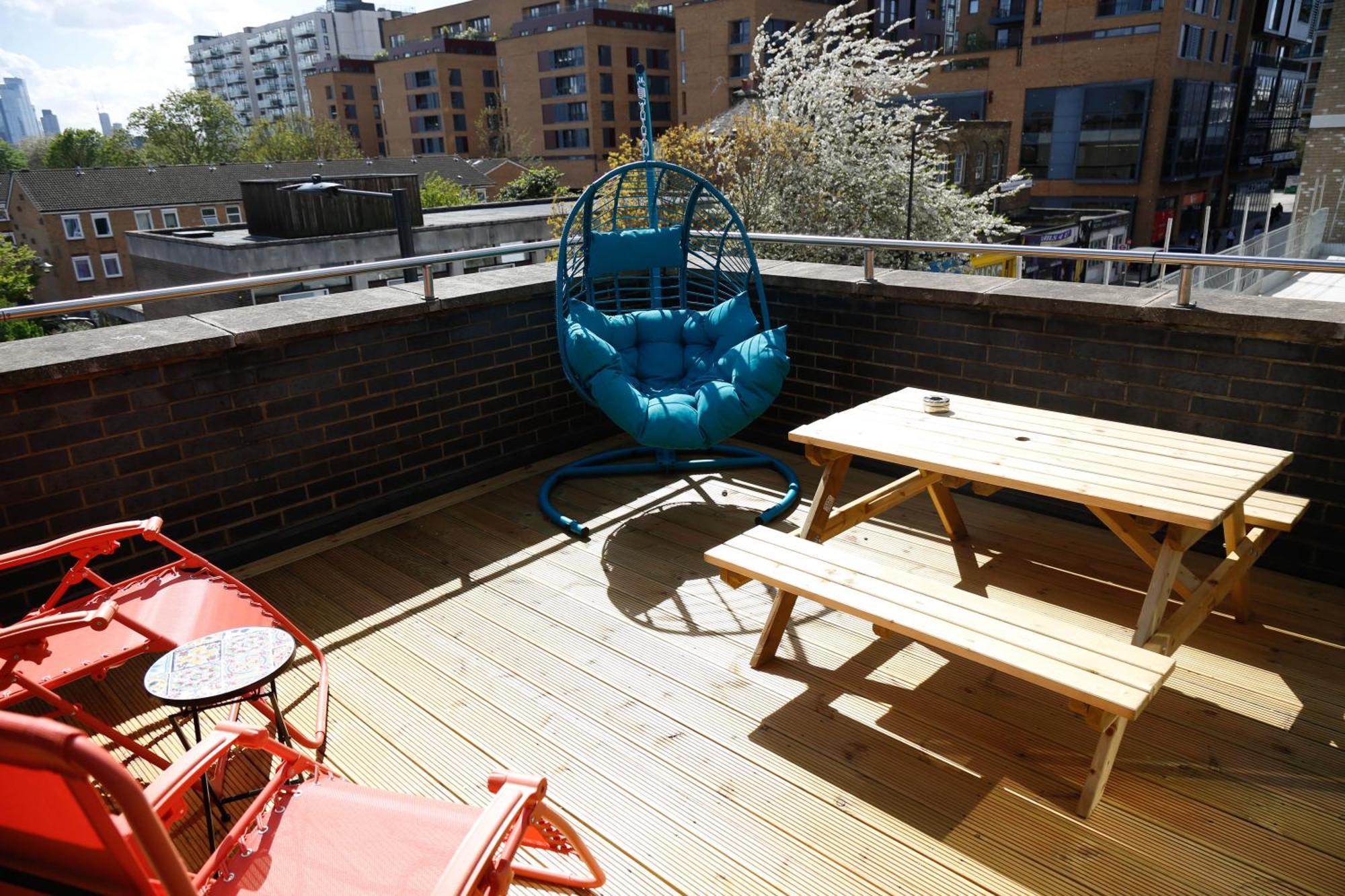 New Luxury Apartments In Central Location Next To Shops, Cafes, Bars & Metro Londen Buitenkant foto