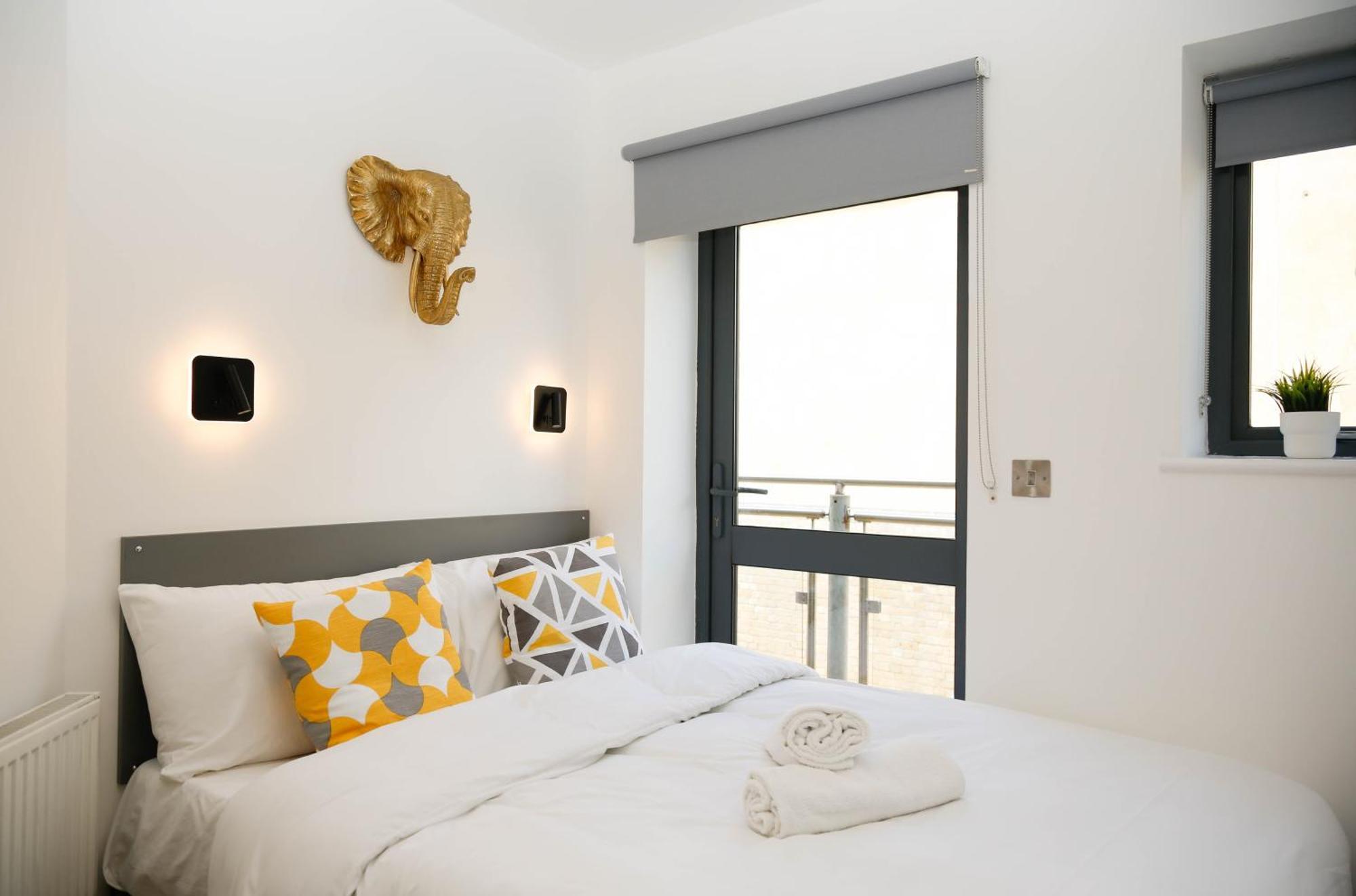 New Luxury Apartments In Central Location Next To Shops, Cafes, Bars & Metro Londen Buitenkant foto
