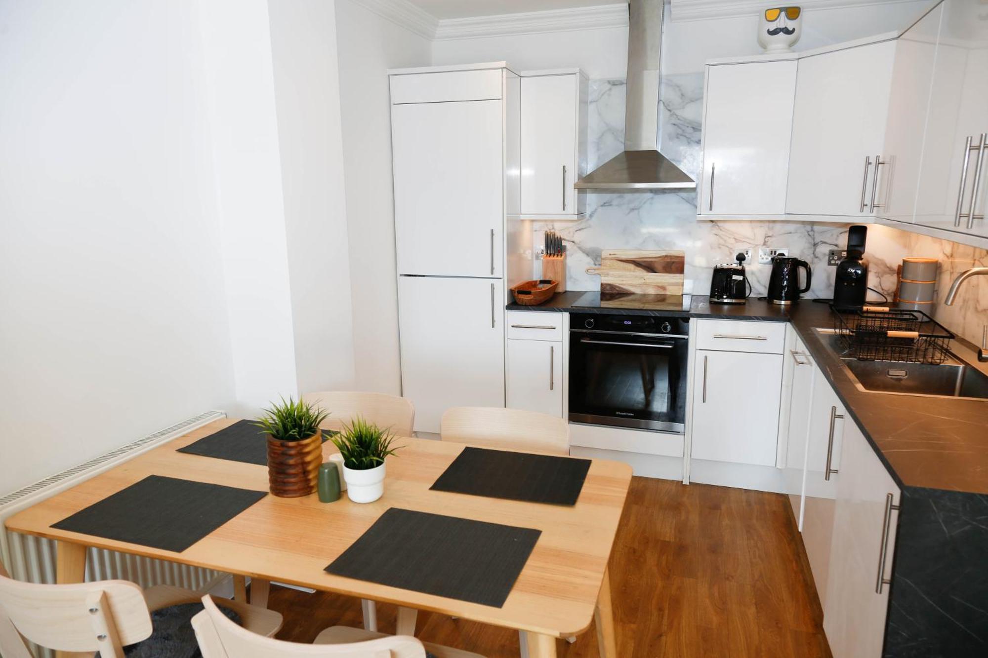 New Luxury Apartments In Central Location Next To Shops, Cafes, Bars & Metro Londen Buitenkant foto